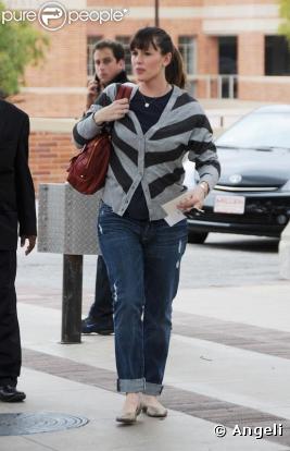 Un gilet sans forme, un jean mal choisi, Jennifer a tout faux sur son look.