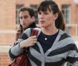 Un gilet sans forme, un jean mal choisi, Jennifer a tout faux sur son look.  