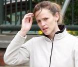 Jennifer Garner dans sa tenue journalière, un blouson de sport, un bas de jogging... Hum, sexy à souhait ! 