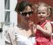 Une simple jupe noire et une blouse blanche et Jennifer Garner redevient jolie.  