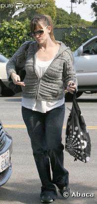 Jennifer Garner en mode gilet de grand-mère et baskets d'hommes. On n'est pas fans mais alors pas du tout !
