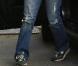 Jennifer Garner dans sa tenue préférée : un jean troué beaucoup trop droit et de grosses baskets qu'elle accorde avec n'importe quoi.  