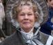 Judi Dench en tournage... une Dame élégante qui aime se curer le nez entre deux prises !