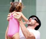 Hugh Jackman s'amuse avec sa fille Ava Eliot dans les rues de New York 