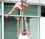 Hugh Jackman s'amuse avec sa fille Ava Eliot dans les rues de New York 