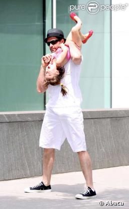 Hugh Jackman s'amuse avec sa fille Ava Eliot dans les rues de New York 