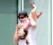 Hugh Jackman est décidément un papa inconscient ! Il jette sa fille en l'air ! Regardez !
