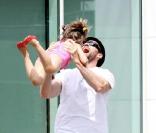 Hugh Jackman s'amuse avec sa fille Ava Eliot dans les rues de New York 