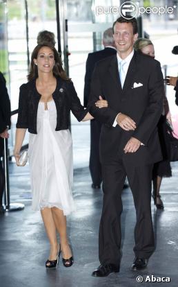 Marie Cavallier et Joachim de Danemark arrivent pour le 75e anniversaire du prince Henrik