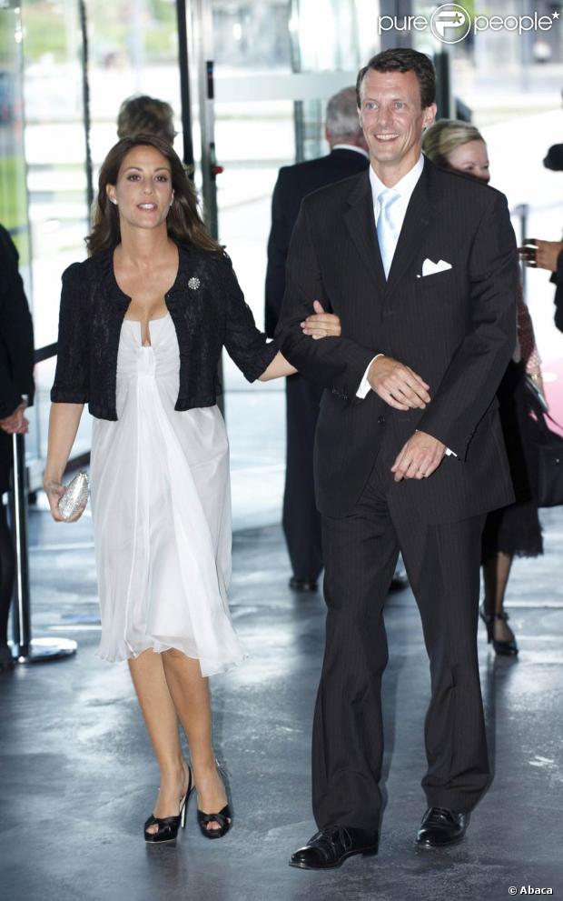 Marie Cavallier et Joachim de Danemark arrivent pour le 75e anniversaire du prince Henrik