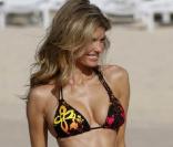 La superbe Marisa Miller... une naïade splendide sur une plage ensoleillée !