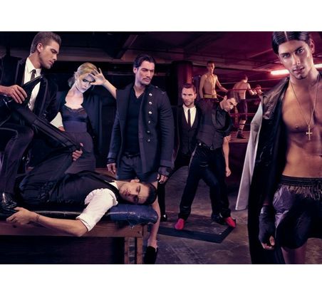 La campagne automne-hiver 2009 de Dolce & Gabbana avec Eva Herzigova et Jesus Luz (à droite) 