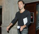 Jude Law à la sortie de sa représentation de théâtre à Londres