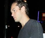 Jude Law à la sortie de sa représentation de théâtre à Londres