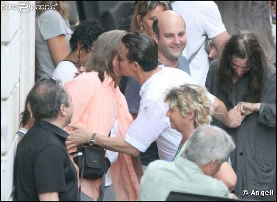 Johnny Depp embrasse une dame sur le tournage de The Rum Diary, à Porto Rico
