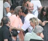 Johnny Depp embrasse une dame sur le tournage de The Rum Diary, à Porto Rico