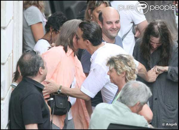 Johnny Depp embrasse une dame sur le tournage de The Rum Diary, à Porto Rico