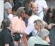 Johnny Depp embrasse une dame sur le tournage de The Rum Diary, à Porto Rico