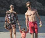 Matthew McConaughey et Camila Alves avec leur fils Lévi sur une plage de Malibu en mai 2009