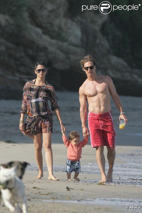 Matthew McConaughey et Camila Alves avec leur fils Lévi sur une plage de Malibu en mai 2009