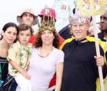 Harvey Keitel et sa femme Daphna Kastner, roi et reine lors de la Mermaid Parade à New York le 20 juin 2009 : ici avec leur fils Roman 