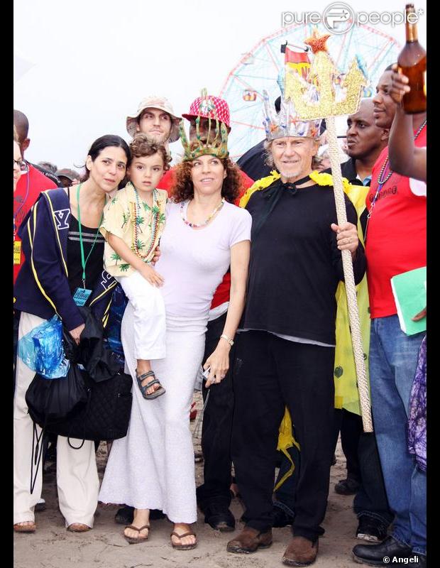 Harvey Keitel et sa femme Daphna Kastner, roi et reine lors de la Mermaid Parade à New York le 20 juin 2009 : ici avec leur fils Roman 