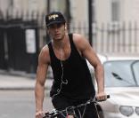 Jesus Luz rentre chez Madonna à Londres en vélo le 22 juin 2009