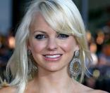 La superbe Anna Faris... sur tapis rouge !