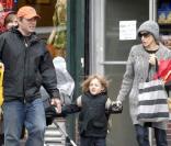 Sarah Jessica Parker et Matthew Broderick avec leur fils James dnas les rues de New-York en octobre 2008
