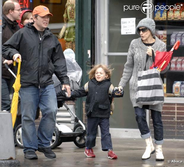 Sarah Jessica Parker et Matthew Broderick avec leur fils James dnas les rues de New-York en octobre 2008
