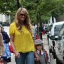 Elle Macpherson : la maman la plus lookée pour aller chercher son fils à l'école ! Regardez !
