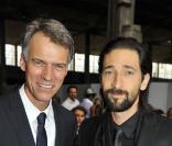 Claus-Dietrich Lahrs et Adrien Brody lors du défilé Hommes Printemps-été 2010 Hugo Boss à Paris (Halle Freyssinet) le 25 juin 2009