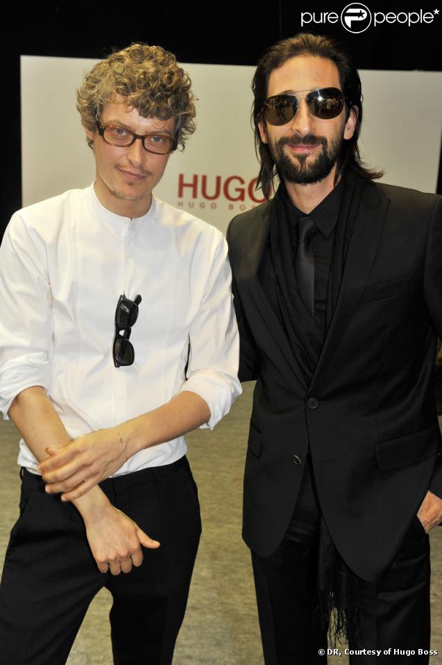 Bruno Pieters et Adrien Brody lors du défilé Hommes Printemps-été 2010 Hugo Boss à Paris (Halle Freyssinet) le 25 juin 2009