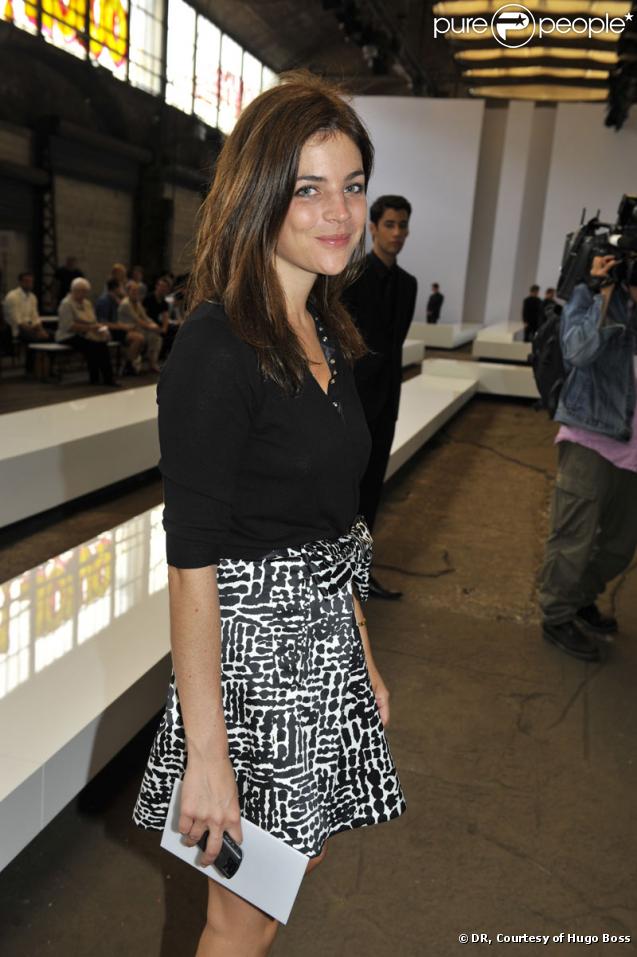 Julia Restoin Roitfeld lors du défilé Hommes Printemps-été 2010 Hugo Boss à Paris (Halle Freyssinet) le 25 juin 2009
