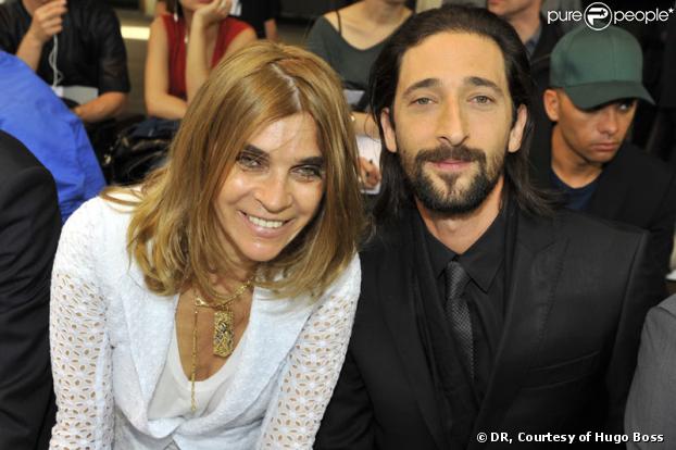 Carine Roitfeld et Adrien Brody lors du défilé Hommes Printemps-été 2010 Hugo Boss à Paris (Halle Freyssinet) le 25 juin 2009