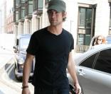 Chace Crawford quitte les studios de Radio 1, à Londres. 25/06/09