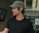 Chace Crawford quitte les studios de Radio 1, à Londres. 25/06/09
