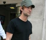 Chace Crawford quitte les studios de Radio 1, à Londres. 25/06/09