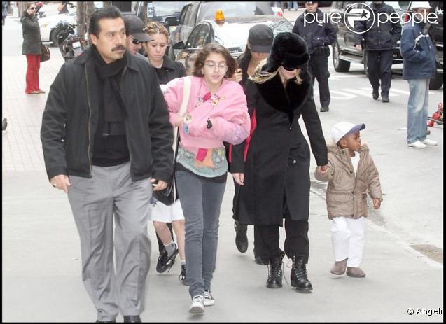 Madonna, Lourdes et David au premier plan. Guy Ritchie, et Rocco sont derrière. Février 2009 