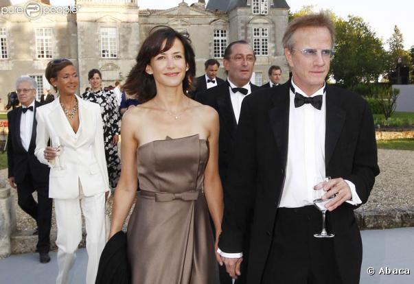 Main dans la main devant le château d'Issan : peut-on trouver un cadre plus romantique ?