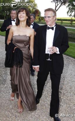 Noeud pap' pour lui, robe de soirée pour elle : top !
