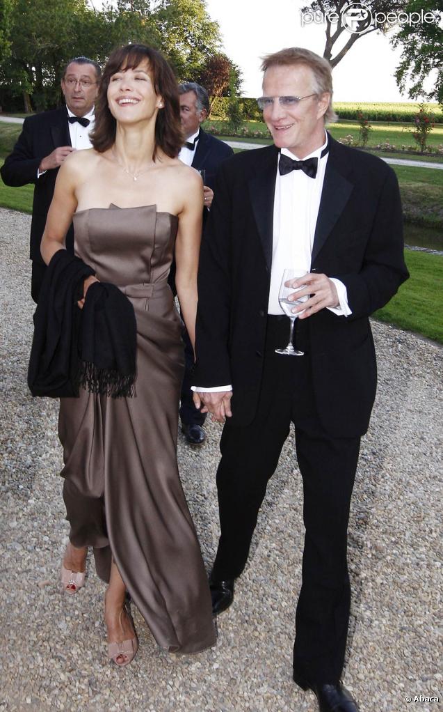 Noeud pap' pour lui, robe de soirée pour elle : top ! 