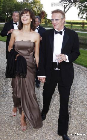 Noeud pap' pour lui, robe de soirée pour elle : top ! 