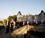 Les 1500 invités se pressent pour clôre l'exposition Vinexpo par la Fête de la Fleur (Gironde, le 25 juin 2009)