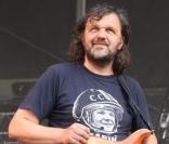 Emir Kusturica avec sa guitare sur la scène des Solidays 