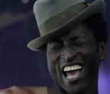 C'est torse nu que Keziah Jones aime faire de la musique ! 