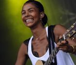 Sourire toujours, la délicieuse Ayo sait charmer son public 
