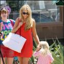 Denise Richards : en petit chaperon rouge... elle est trop sexy !