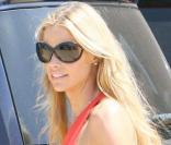 Denise Richards, très souriante, sort du Lumber Yard Mall à Malibu le 28 juin 2009 