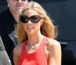 Denise Richards, très souriante, sort du Lumber Yard Mall à Malibu le 28 juin 2009 
